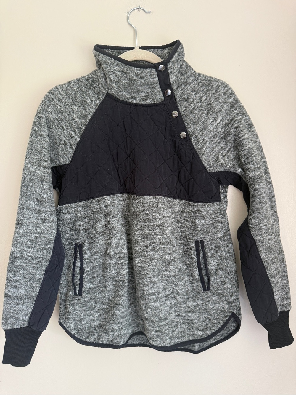NWOT Abercrombie & Fitch Women’s Gray & Black Quilted Pullover, size small
